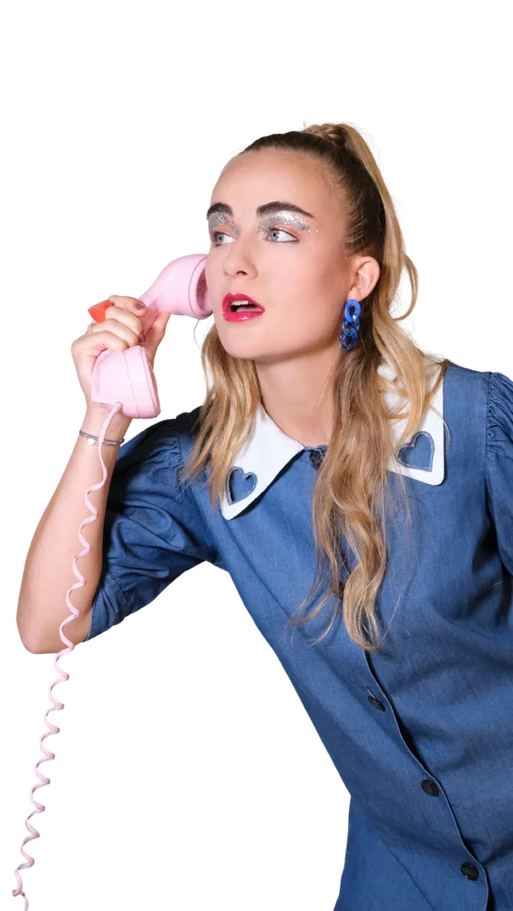 Eva au téléphone
